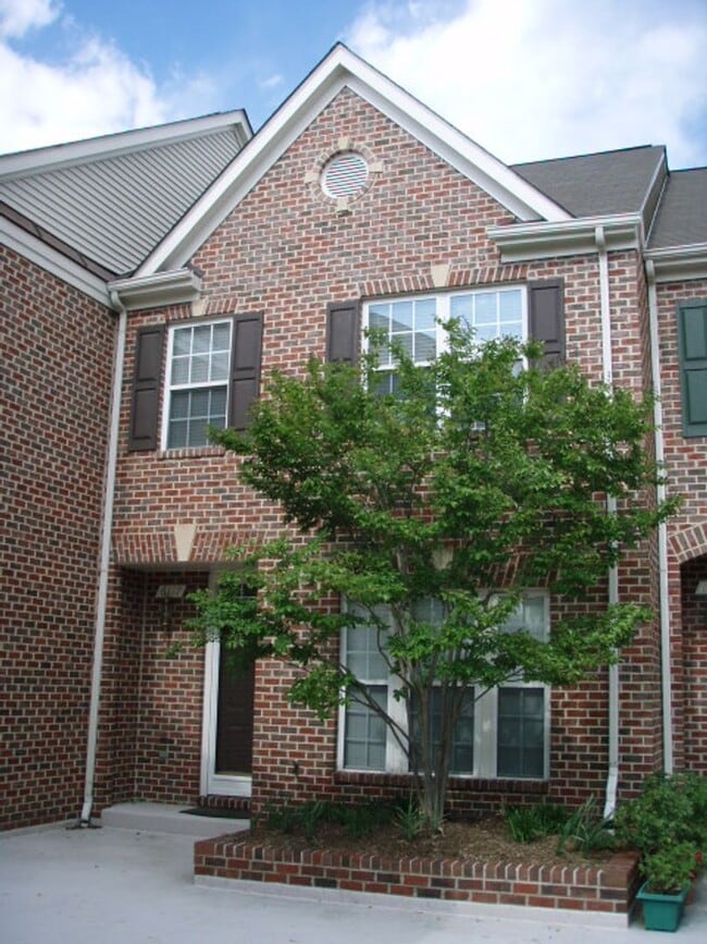 6117 Madison Crest Ct in Falls Church, VA - Building Photo - Building Photo