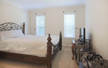 1513 E Franklin St, Unit 123 in Chapel Hill, NC - Foto de edificio - Building Photo