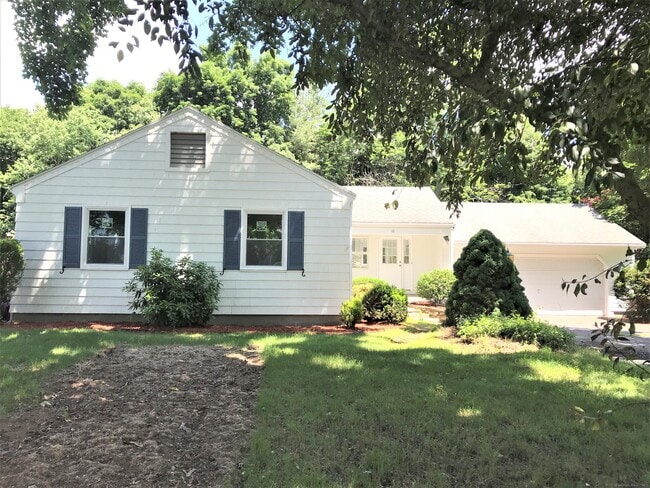 10 Brookmoor Rd in West Hartford, CT - Building Photo - Building Photo