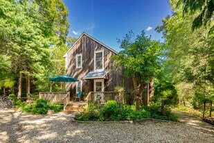 49 Wooded Oak Ln in East Hampton, NY - Building Photo