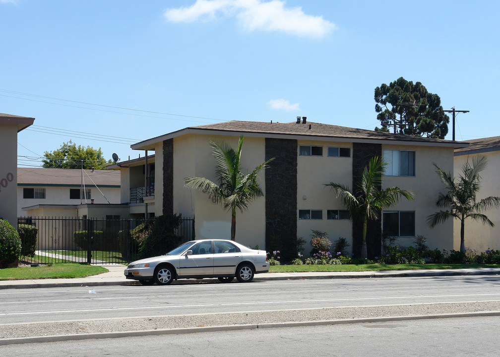 2076 Ventura Rd in Oxnard, CA - Building Photo