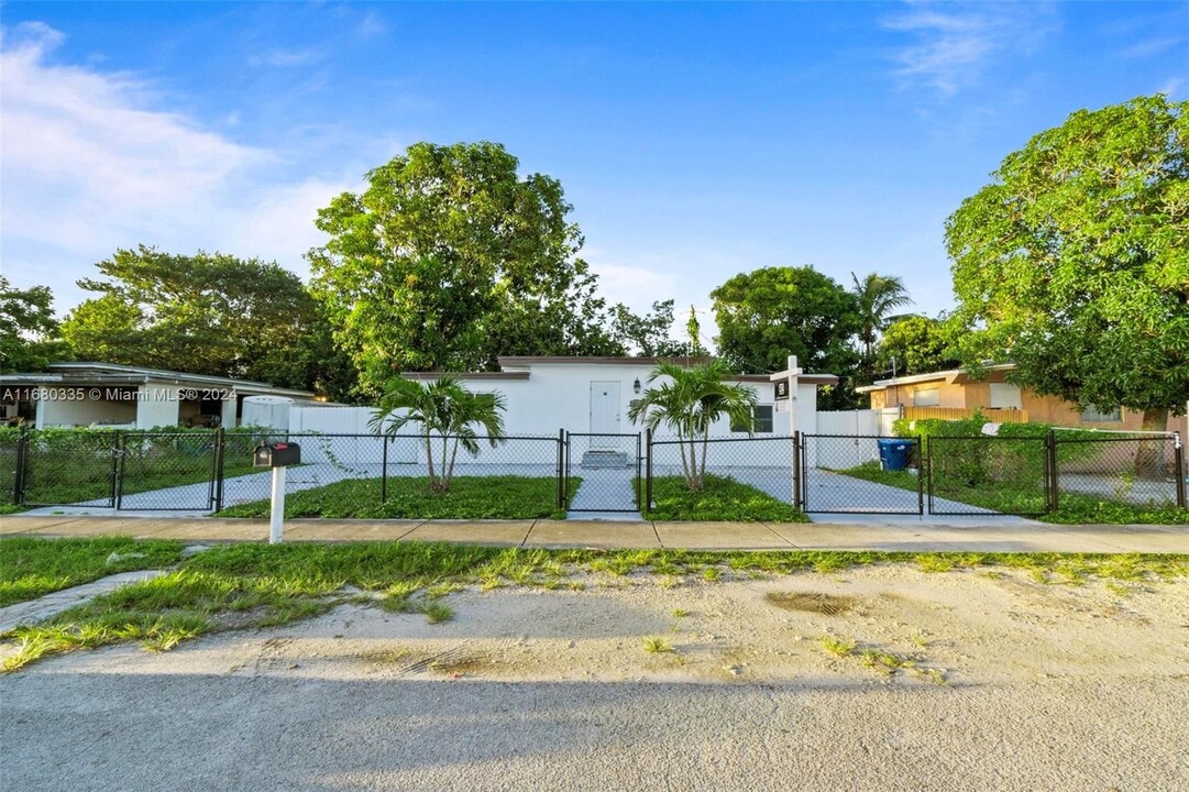 1420 NW 116th St in Miami, FL - Building Photo