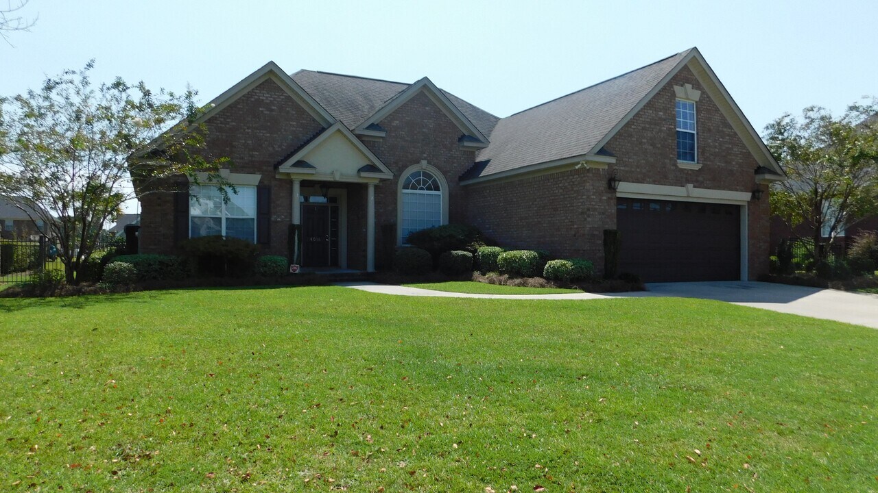 4016 Lake Russell Dr in Florence, SC - Building Photo