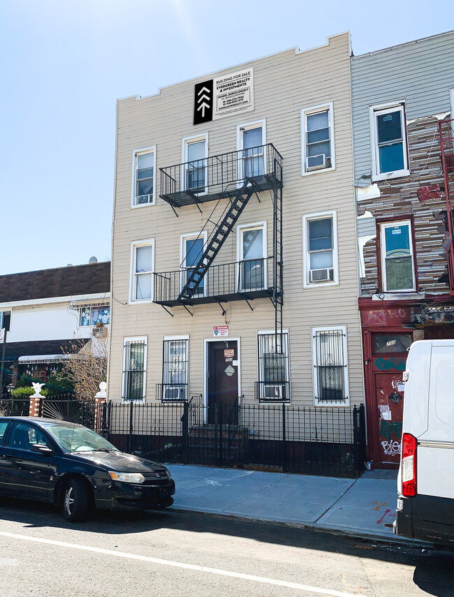 702 Evergreen Ave in Brooklyn, NY - Building Photo - Building Photo