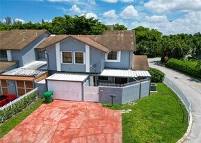 8093 NW 99th St in Hialeah Gardens, FL - Building Photo