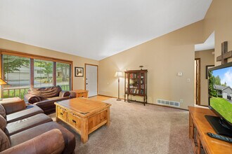 663 High St in Lake Geneva, WI - Foto de edificio - Building Photo