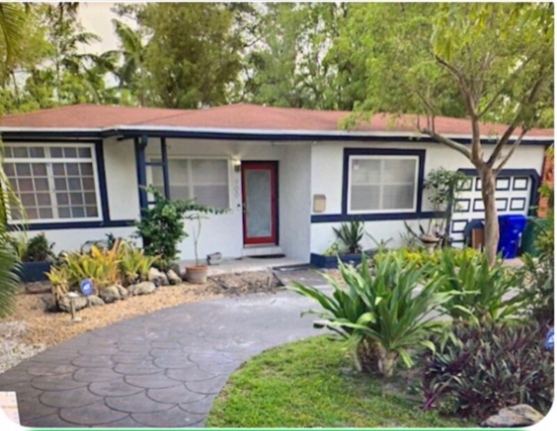 900 NE 85th St in Miami, FL - Building Photo