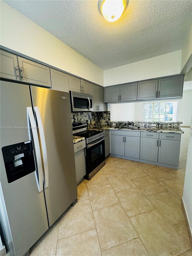 16670 Hemingway Dr in Weston, FL - Building Photo - Building Photo