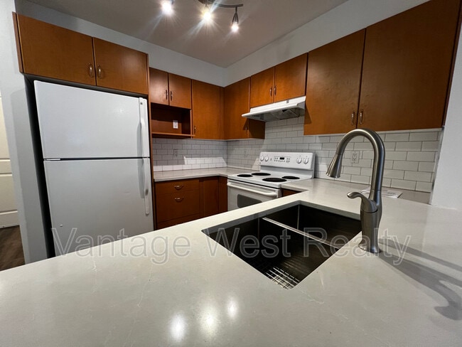 555-555 Yates Rd in Kelowna, BC - Building Photo - Building Photo