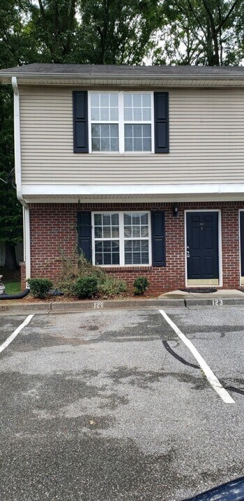 121 Point Pl Dr in Cartersville, GA - Building Photo