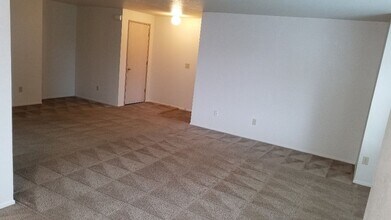 122-Ring Manor in Salem, OR - Building Photo - Interior Photo