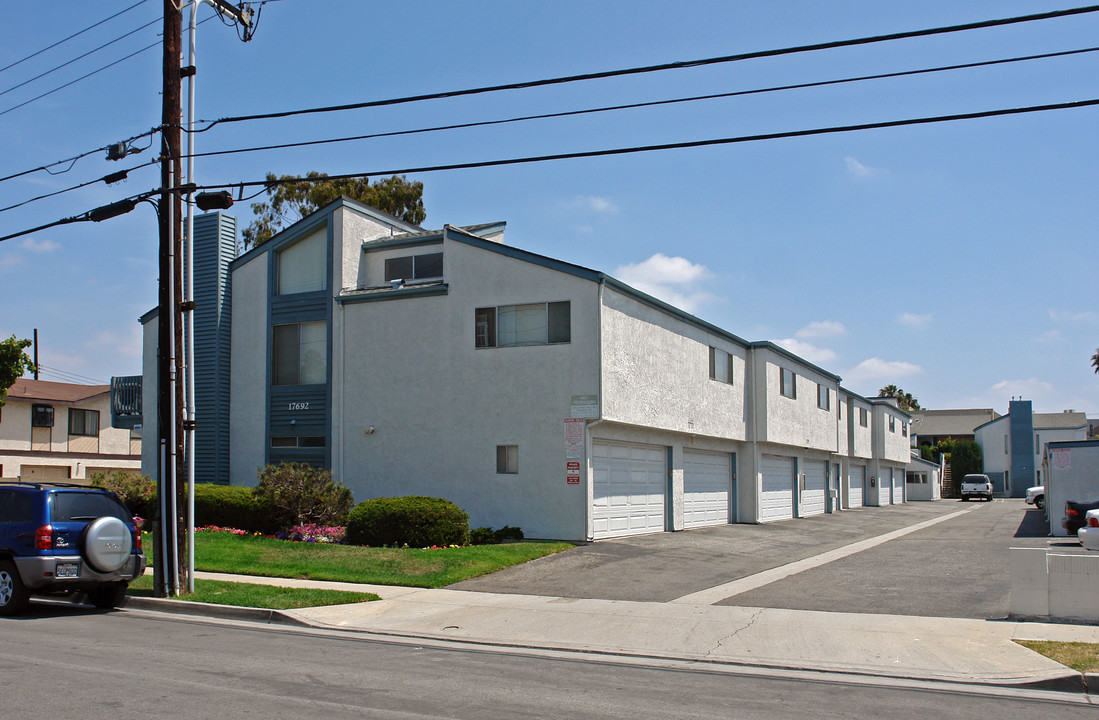 17692 Cameron St in Huntington Beach, CA - Foto de edificio