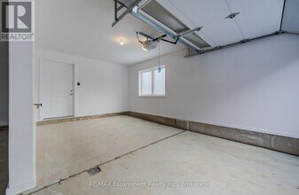 70 Kenesky Dr in Hamilton, ON - Building Photo - Building Photo