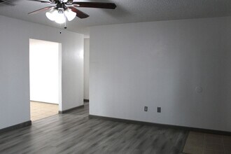 2601 Courtleigh Dr in Bakersfield, CA - Building Photo - Building Photo