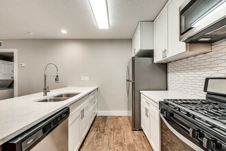 Prairie Apartments in Dallas, TX - Foto de edificio - Building Photo