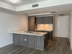 801 S Miami Ave, Unit 1202 in Miami, FL - Foto de edificio - Building Photo