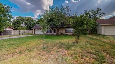 1304 Merry Oaks Dr in College Station, TX - Building Photo - Building Photo
