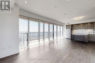 30 Inn On The Pk Dr in Toronto, ON - Building Photo - Building Photo