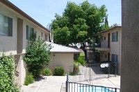 25400 Pumalo St in San Bernardino, CA - Foto de edificio - Building Photo