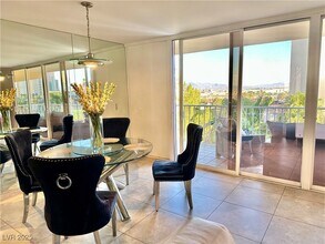 205 E Harmon Ave in Las Vegas, NV - Building Photo - Building Photo