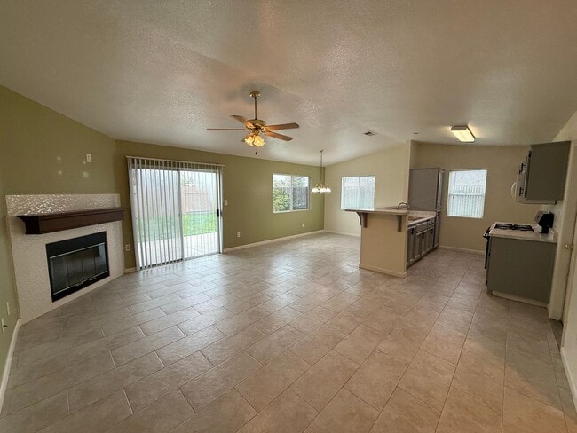 501 Lake Valley Dr in Bakersfield, CA - Building Photo - Building Photo