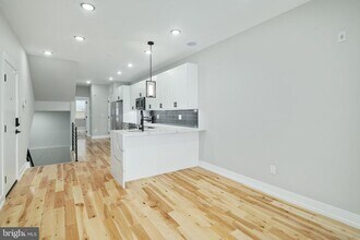 411 W Hewson St in Philadelphia, PA - Building Photo - Building Photo