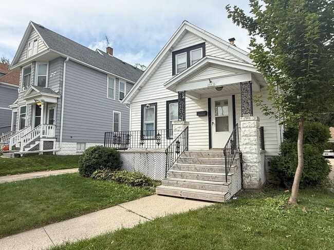 2061 S 83rd St in West Allis, WI - Building Photo - Building Photo