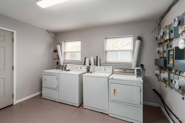 Waterglen Apartments in Claymont, DE - Building Photo - Building Photo