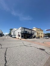 102 E Alamo St in Brenham, TX - Building Photo - Building Photo