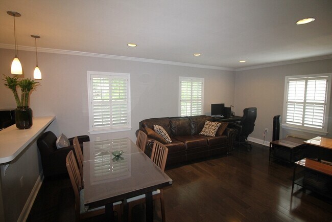 27 Commonwealth Ave in Newton, MA - Foto de edificio - Building Photo