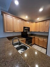 11048 La Maida St in North Hollywood, CA - Foto de edificio - Building Photo