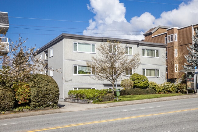 2625 Lonsdale Av in North Vancouver, BC - Building Photo - Building Photo