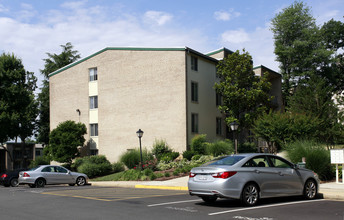 Devonshire Square Apartments in Falls Church, VA - Building Photo - Building Photo