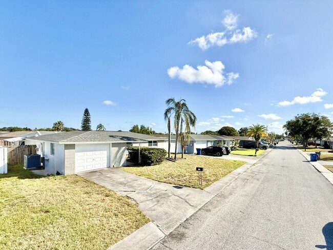 3411 Cincinnati Dr in Holiday, FL - Foto de edificio - Building Photo