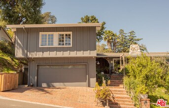 16582 Calneva Dr in Los Angeles, CA - Building Photo - Building Photo