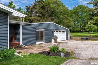 1231 Canal Shore Dr SW in Le Claire, IA - Foto de edificio - Building Photo