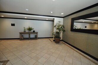 12245 Chandler Blvd, Unit 111 in Los Angeles, CA - Foto de edificio - Building Photo