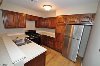 352 Greenbriar Dr in Union, NJ - Building Photo - Building Photo