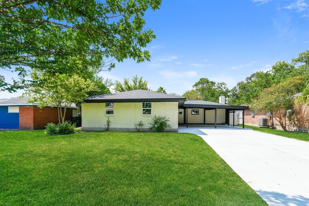2113 21st Ave N in Texas City, TX - Building Photo