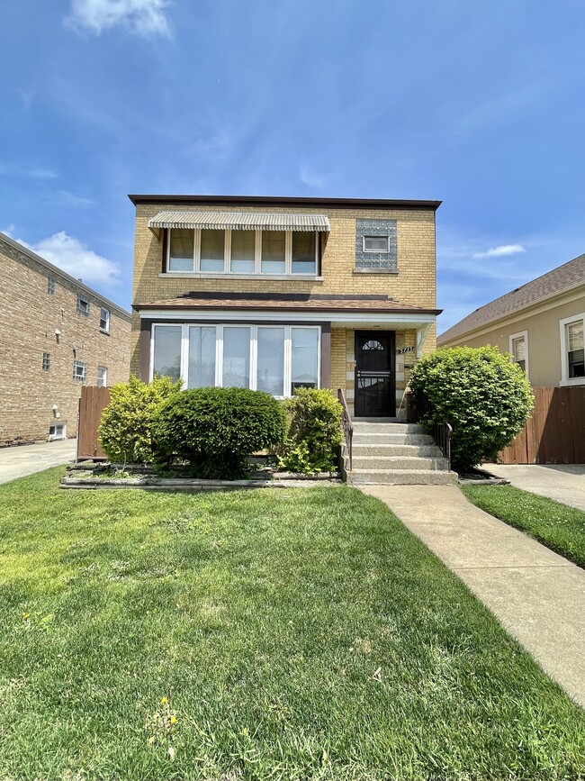 5735 S Meade Ave, Unit 2 in Chicago, IL - Foto de edificio - Building Photo
