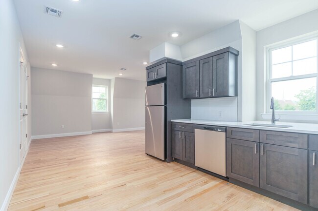 329 Totowa Rd in Totowa, NJ - Building Photo - Interior Photo