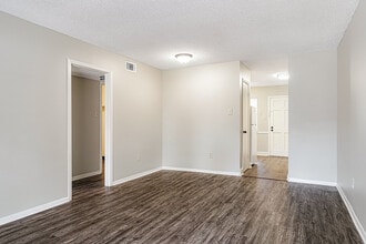 ReNew Bartlett Village in Memphis, TN - Foto de edificio - Building Photo