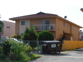 166 W 27th St in Hialeah, FL - Foto de edificio - Building Photo