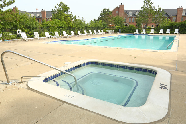 Arbor Knoll Apartments in Ypsilanti, MI - Foto de edificio - Building Photo