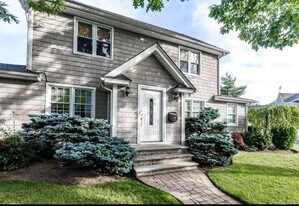 60 Monroe St in Lynbrook, NY - Building Photo
