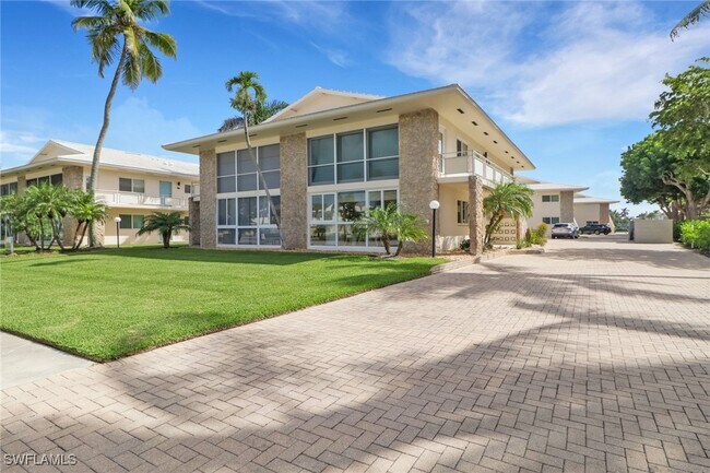 2500 Gulf Shore Blvd N in Naples, FL - Building Photo - Building Photo