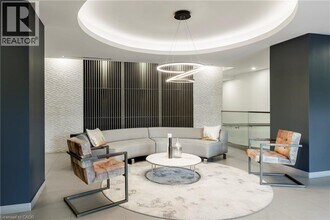 457 Plains Rd E in Burlington, ON - Building Photo - Building Photo