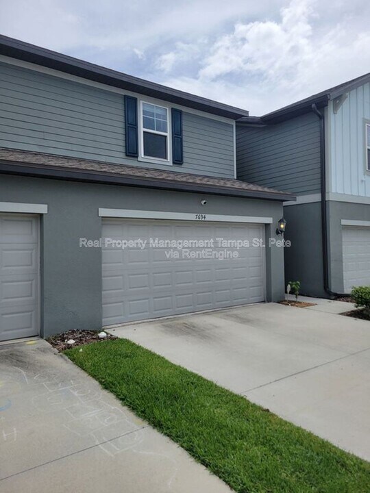 7694 Momentum Pkwy in Wesley Chapel, FL - Building Photo