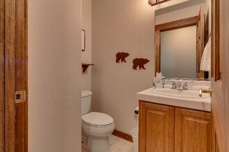 12397 Stockholm Way in Truckee, CA - Foto de edificio - Building Photo