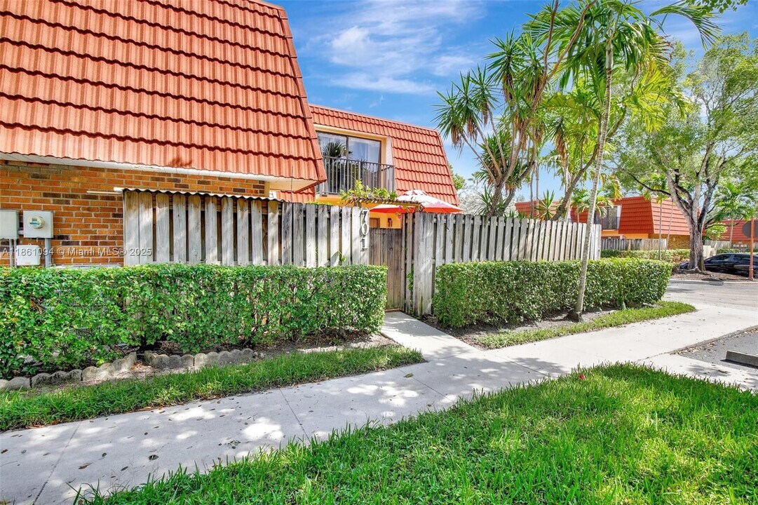 701 NW 98th Cir in Plantation, FL - Building Photo